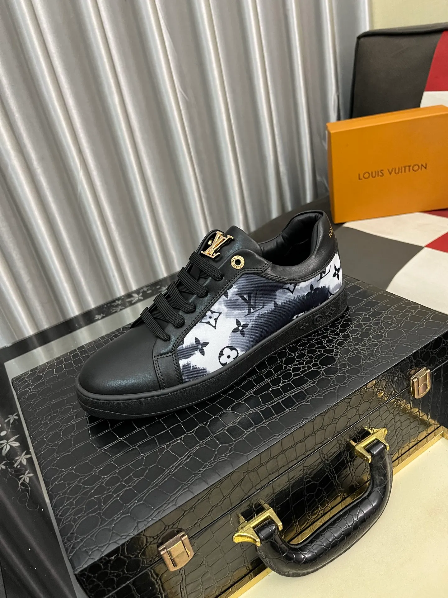 Men's shoes💰400⌚️⌚️"LV" latest men's casual shoes, genuine leather lining, rubber wear-resistant outsole, fine lines and beautiful strips, not too much decoration, European and American style, comfortable and high-end, code number: 38 to 44 45 can be customized, 3️⃣colors are available